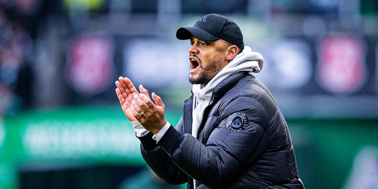 Vincent Kompany klatscht an der Seitenlinie während des Bundesliga-Gastspiels des FC Bayern beim SV Werder Bremen