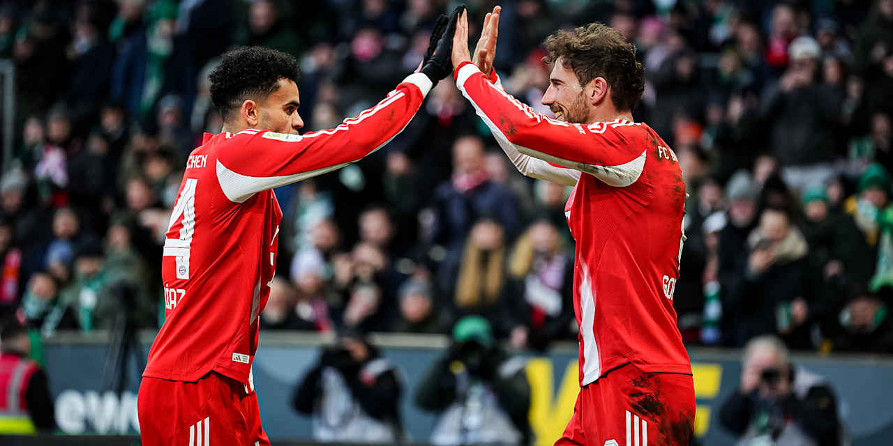 Luis Díaz und Leon Goretzka klatschen ab während des Bundesliga-Gastspiels des FC Bayern beim SV Werder Bremen