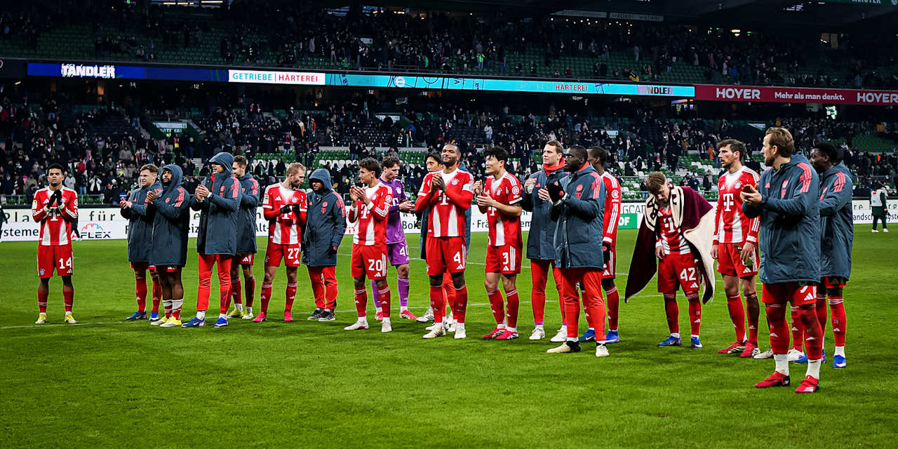 Die Mannschaft vor der Kurve nach dem Auswärtssieg des FC Bayern in der Bundesliga beim SV Werder Bremen