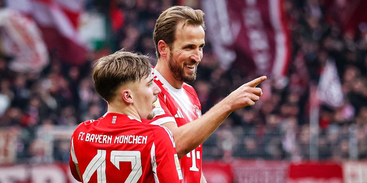 Harry Kane und Lennart Karl jubeln während des Bundesliga-Gastspiels des FC Bayern beim SV Werder Bremen