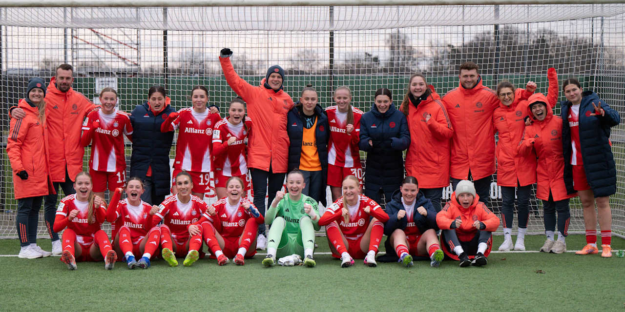 Die FCB-Frauen II bei einem gemeinsamen Siegerfoto nach dem Auswärtserfolg gegen Mönchengladbach.