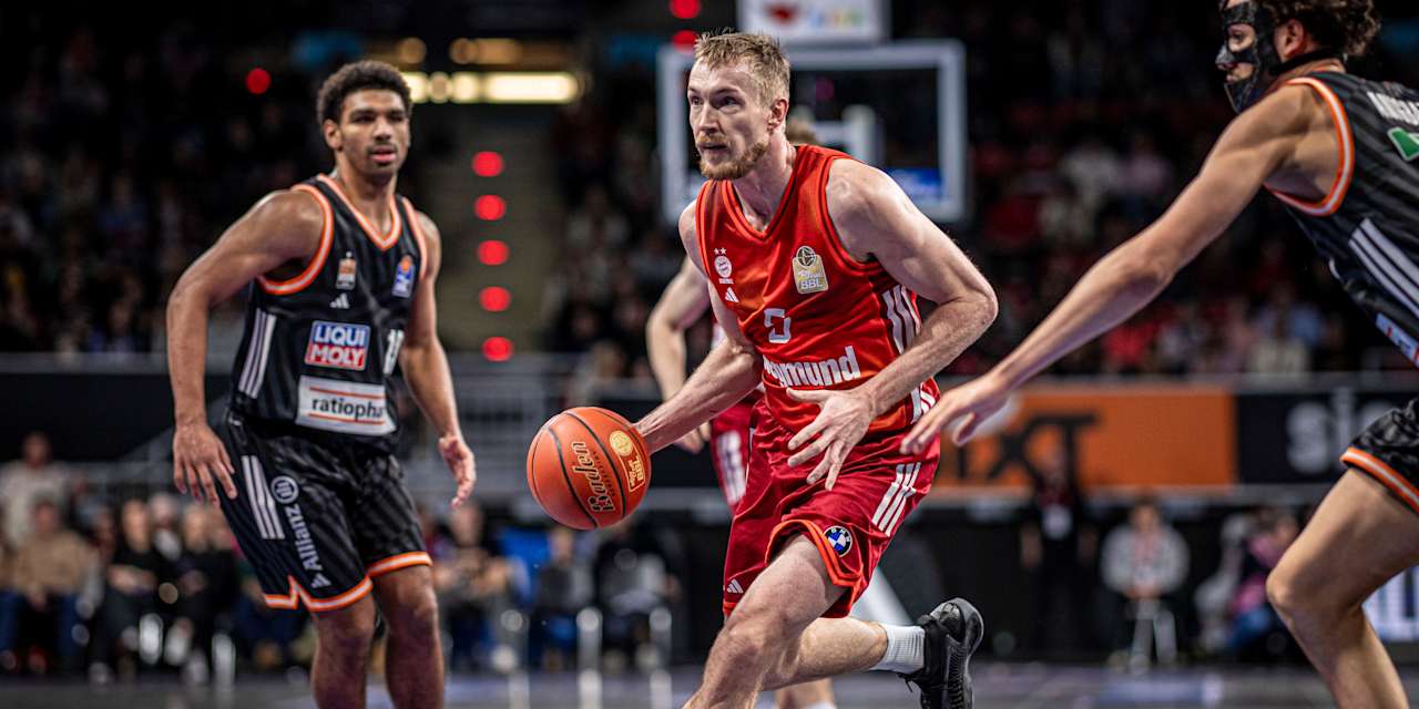 Niels Giffey Dribbling