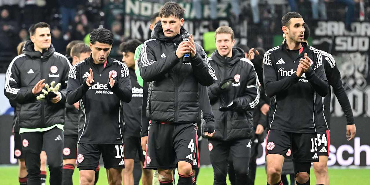 Spieler von Eintracht Frankfurt klatschen nach dem Sieg gegen Gladbach