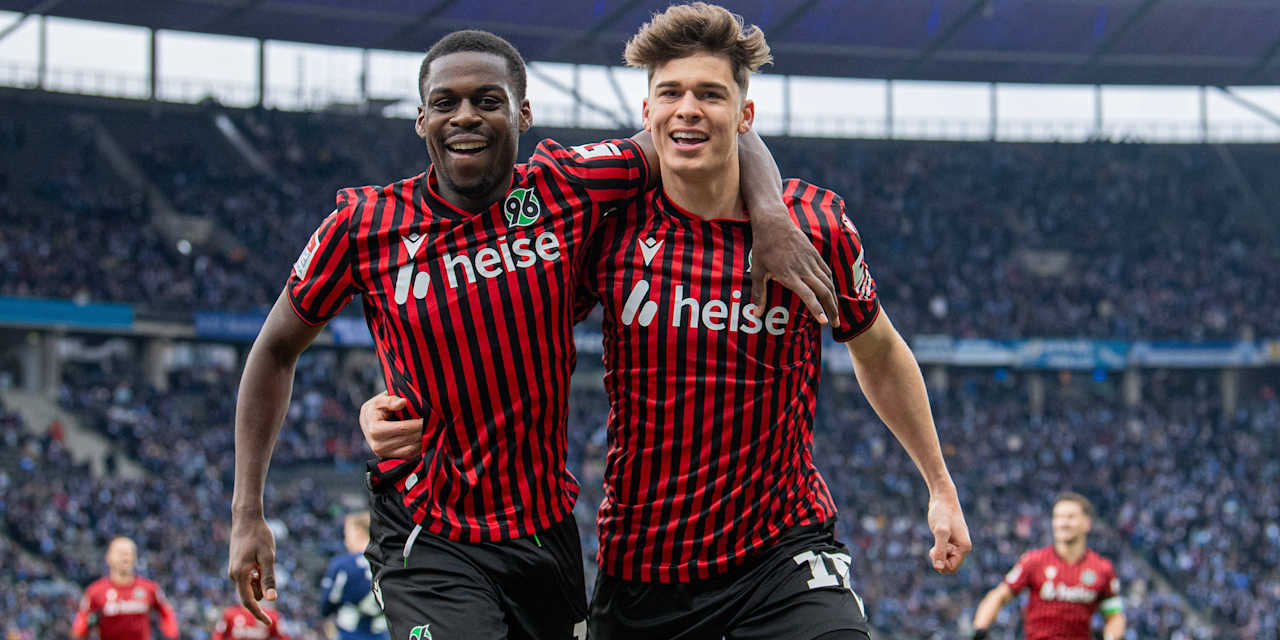 Noel Aseko Nkili jubelt gemeinsam mit Noah Weißhaupt.