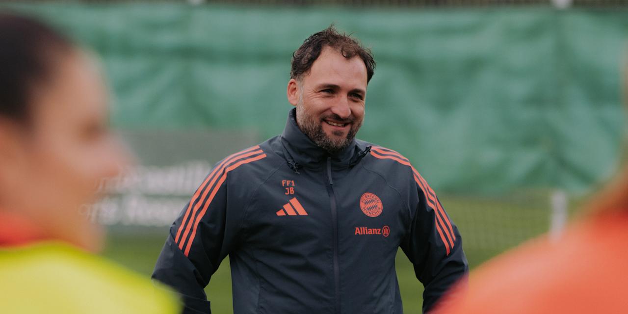 José Barcala lächelt im Trainingslager der FC Bayern Frauen.