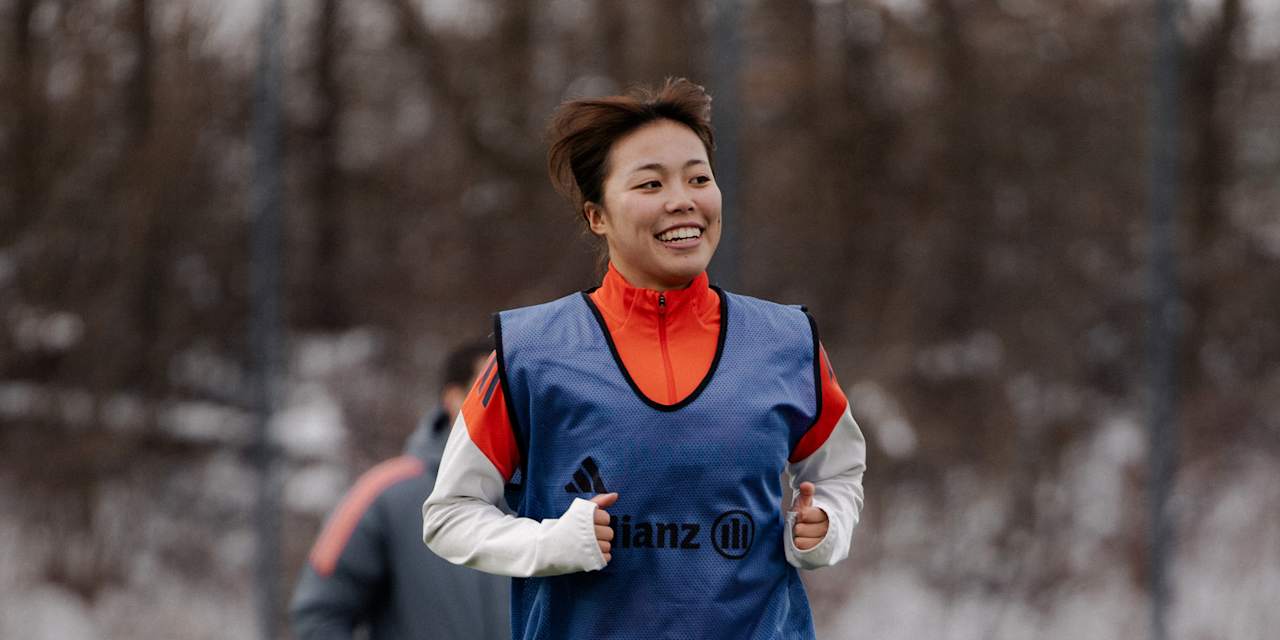 Momoko Tanikawa and Glódís Viggósdóttir warming up.