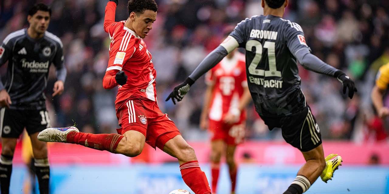 Jamal Musiala beim Abschluss im Bundesliga-Heimspiel des FC Bayern gegen Eintracht Frankfurt.