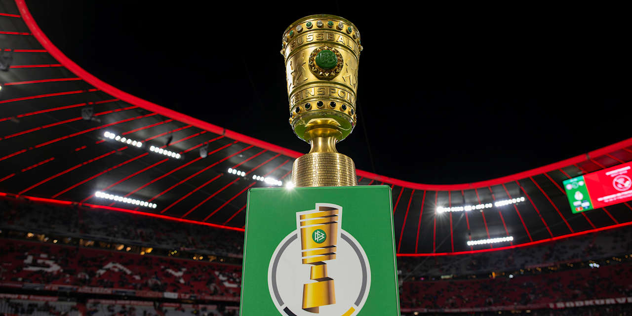 Der DFB-Pokal steht auf einem Podest in der Allianz Arena.