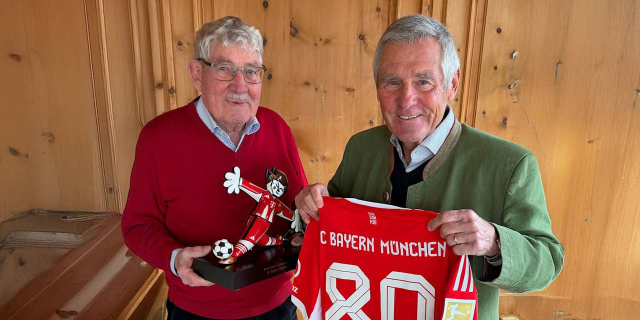 Eckhart Müller-Heydenreich überreicht eine Skulptur und ein aktuelles Home-Trikot an Werner Kern