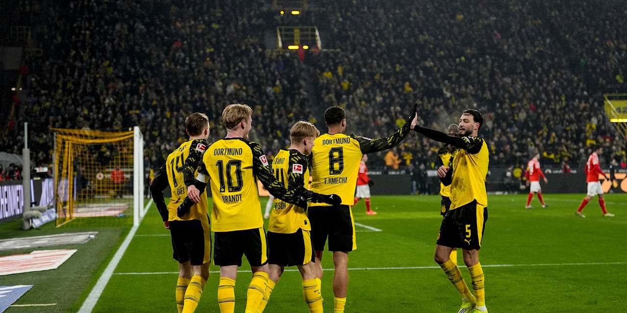 Spieler von Borussia Dortmund klatschen nach einem Torerfolg in der Bundesliga ab