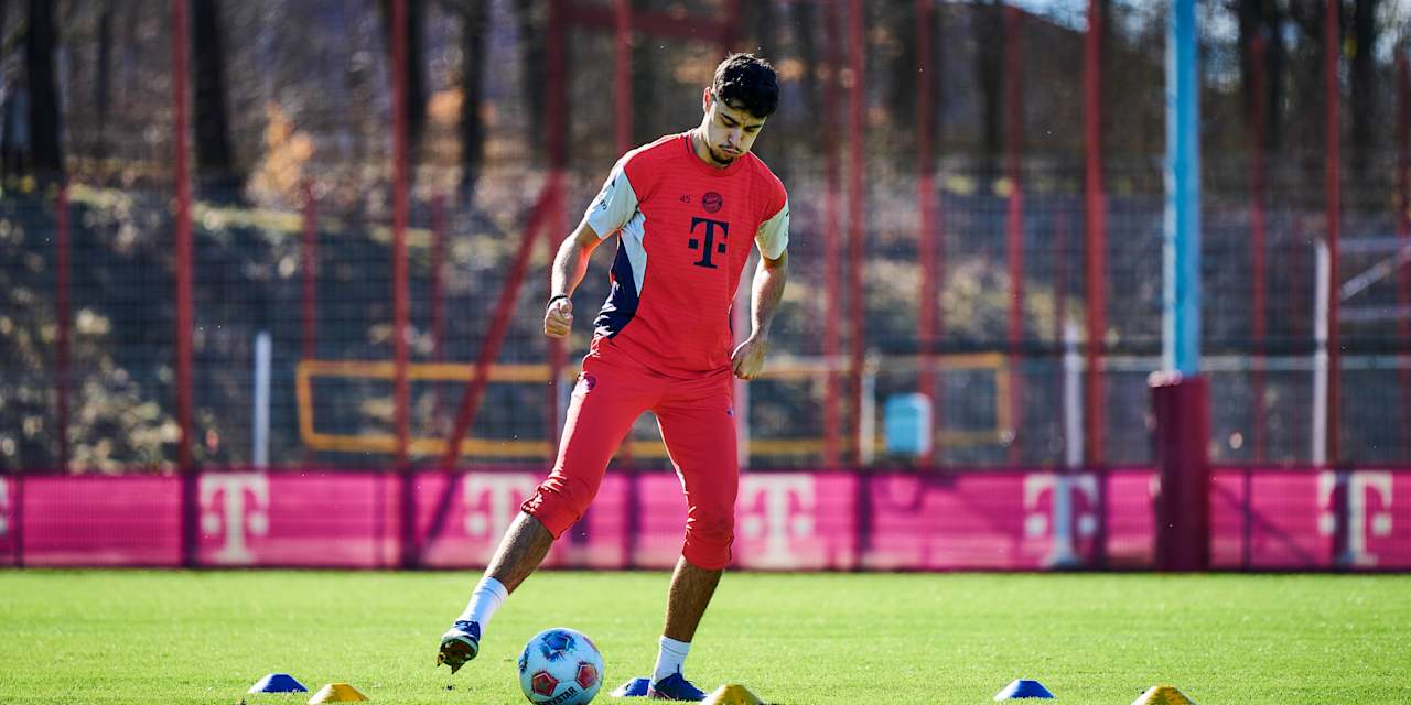 Aleksandar Pavlović in Orange führt den Ball auf dem Trainingsplatz.