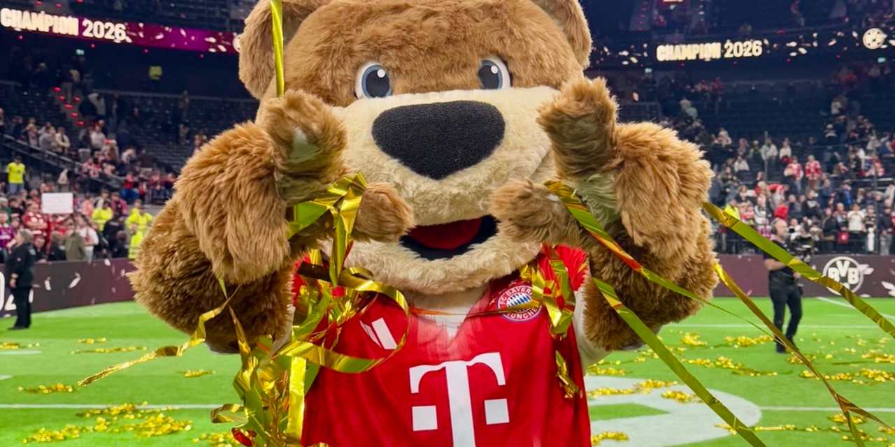 Berni mit Konfetti um die Hände.