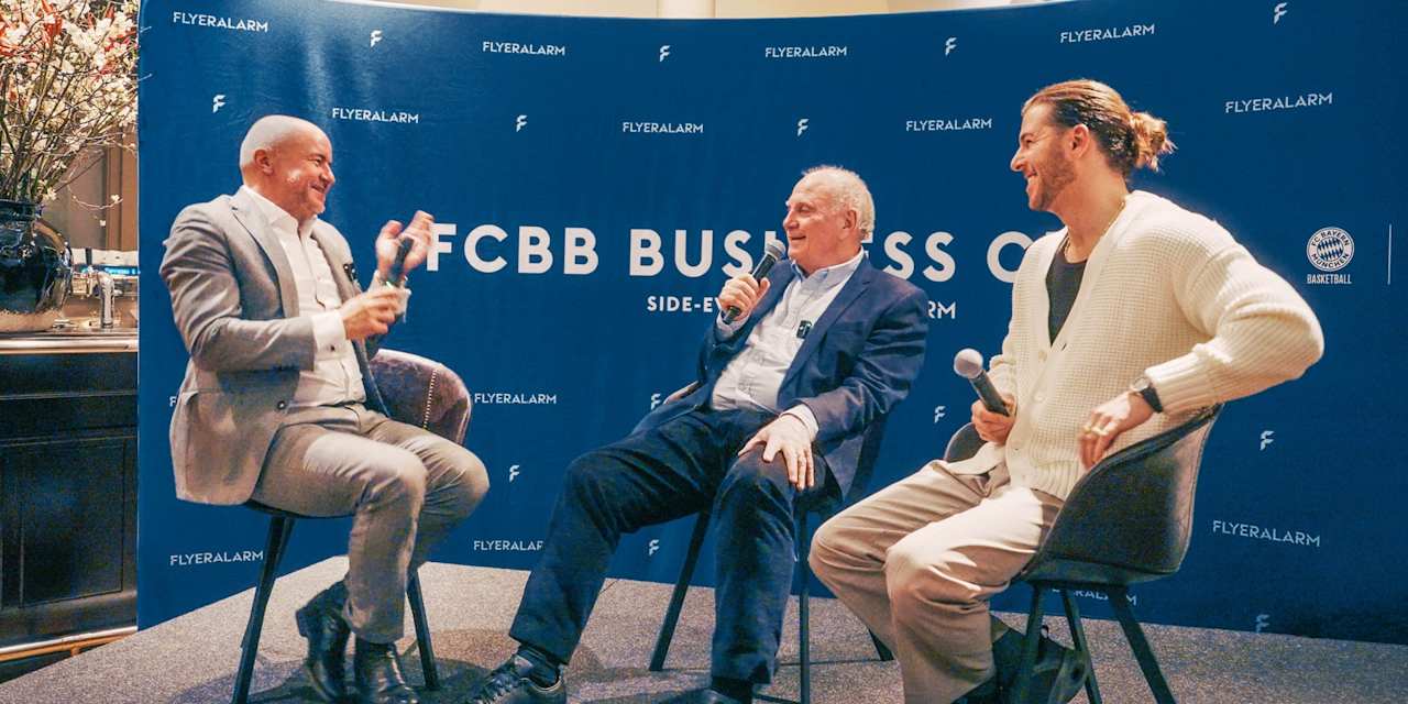 Thorsten Fischer, Gründer & CEO von FLYERALARM und Uli Hoeneß mit Moderator Riccardo Basile