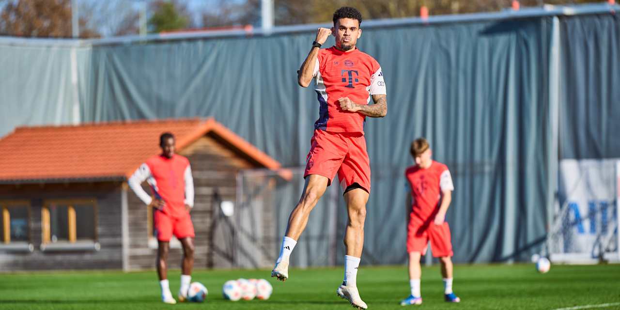 Luis Díaz in Orange im Abschlusstraining vor Dortmund.