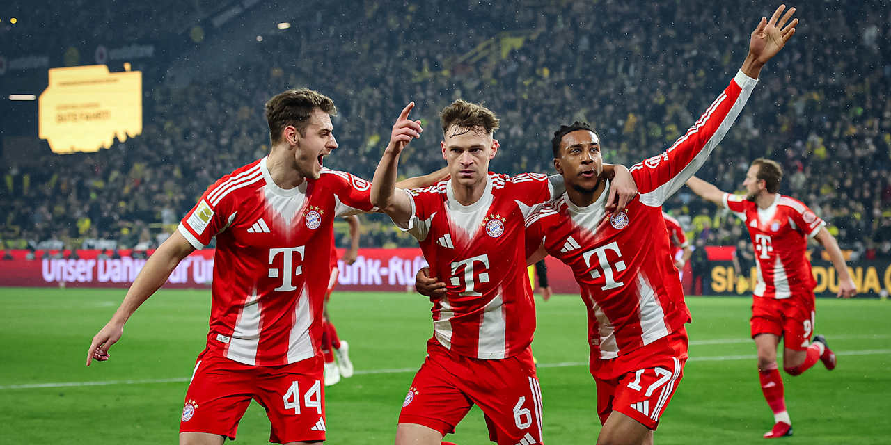 Joshua Kimmich und Michael Olise jubeln während des Bundesliga-Topsspiels des FC Bayern bei Borussia Dortmund