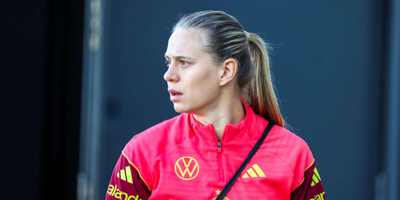 Klara Bühl in der Trainingskleidung der Nationalmannschaft schaut nach links.
