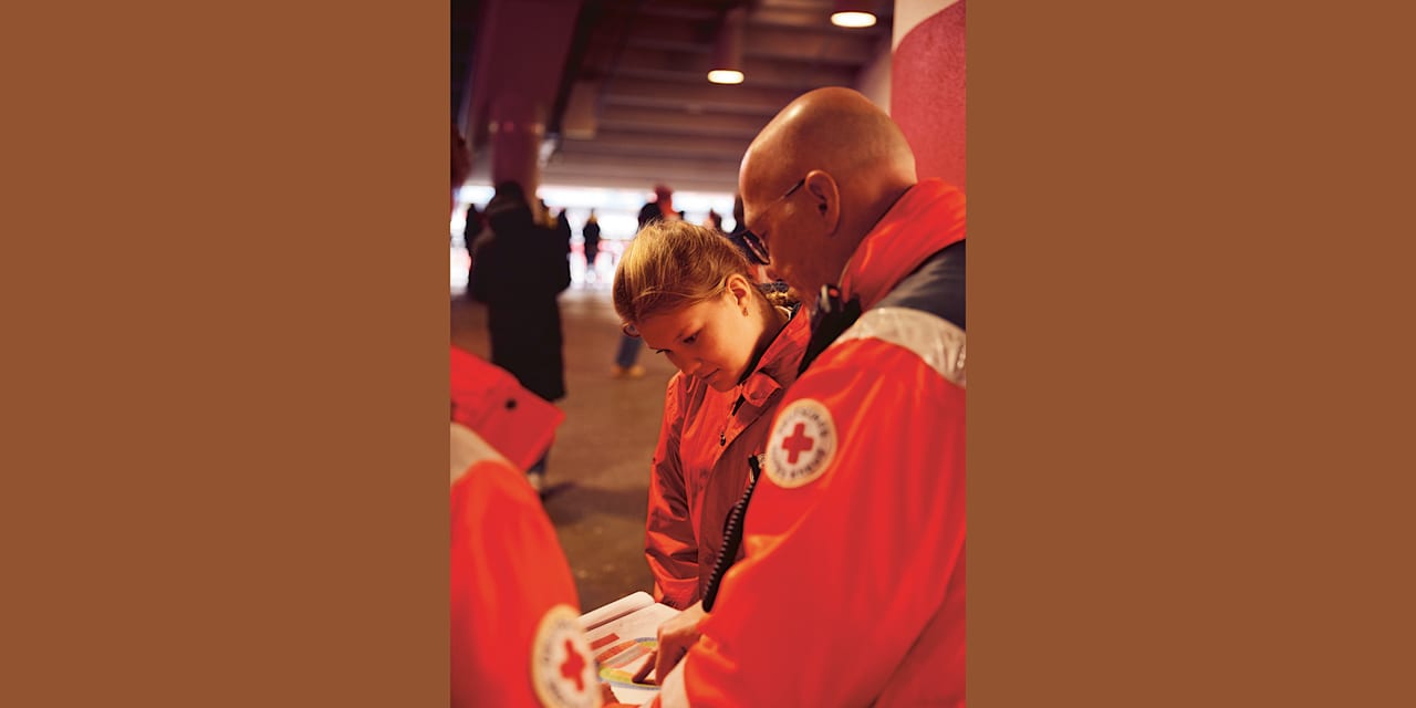 Rettungssanitäter werfen einen Blick auf einen Einsatzplan während eines Spiels des FC Bayern in der Allianz Arena