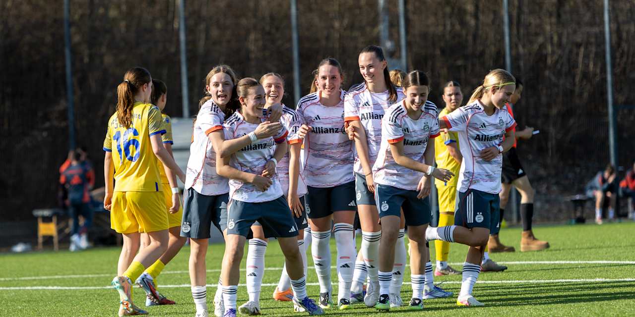 Die Spielerinnen der U17 freuen sich über einen Treffer.