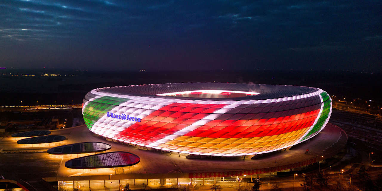 Anlässlich Olympia leuchtet die Allianz Arena in den Nationalfarben Deutschlands und Italiens