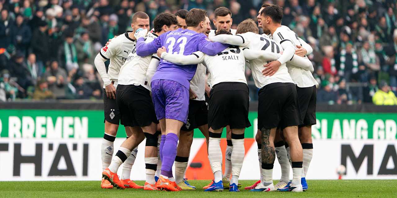 Das Team von Borussia Mönchengladbach bildet einen Kreis vor einem Bundesliga-Spiel.