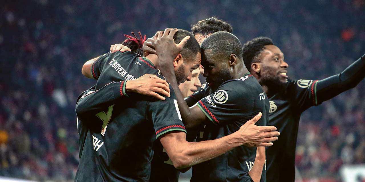 Jonathan Tah und Dayot Upamecano stecken beim Jubeln die Köpfe zusammen