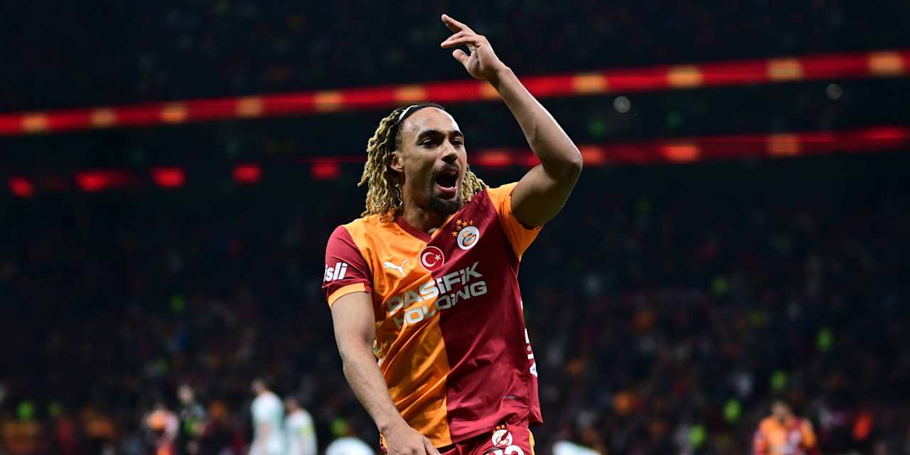 Sacha Boey bejubelt seinen Treffer und freut sich.