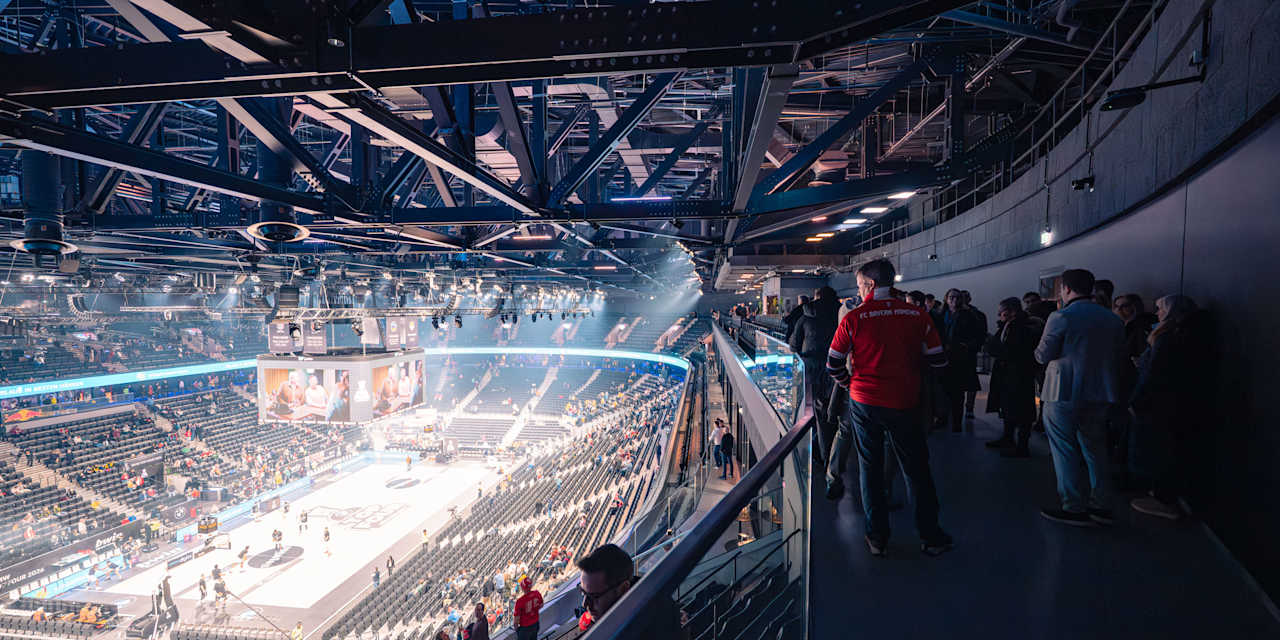 Hinter die Kulissen wie hier ganz oben unter das Dach des SAP Gardens führte die Führung die Mitglieder des FC Bayern.