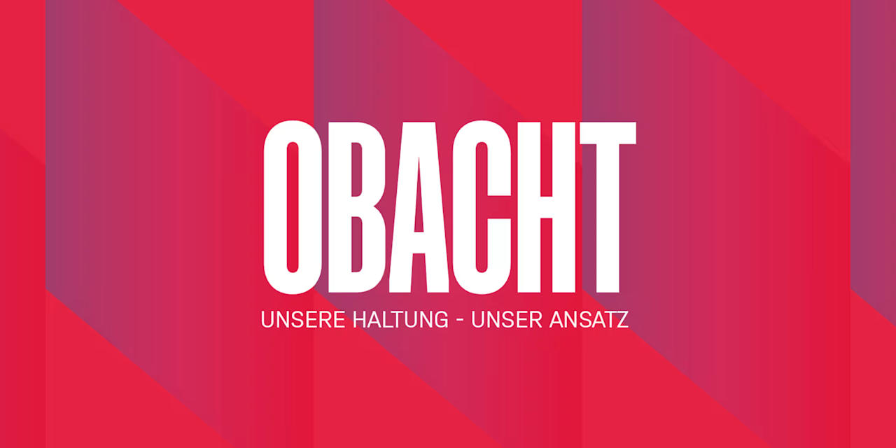 Die Fans des FC Bayern jubeln über ein Tor.