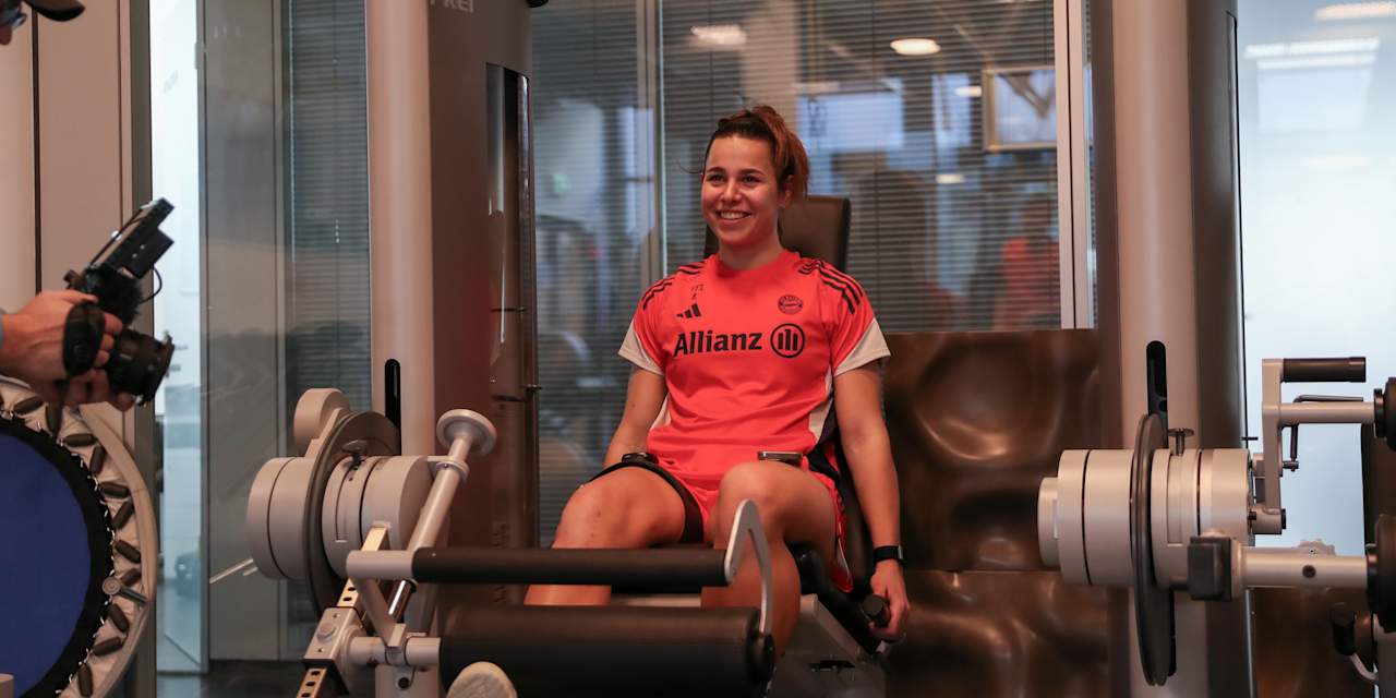 Lena Oberdorf während einer Einheit auf der Athletikfläche des FC Bayern Campus.