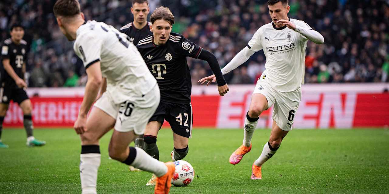 Lennart Karl dribbelt mit dem Ball im Bundesliga-Spiel des FC Bayern bei Borussia Mönchengladbach.
