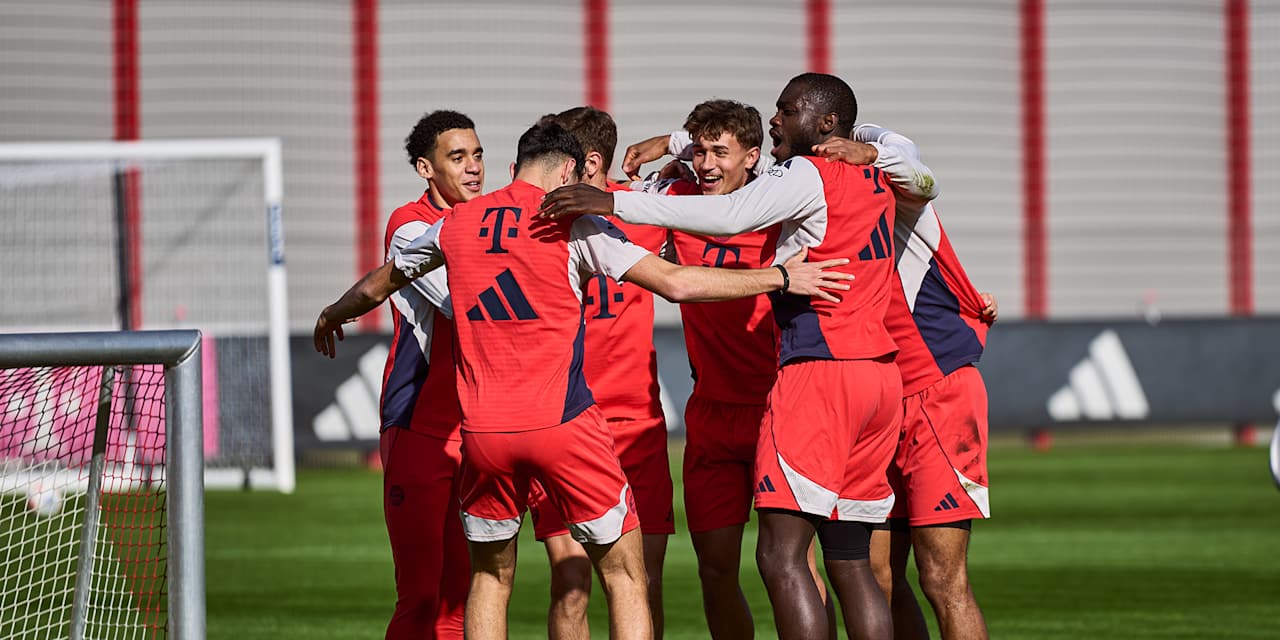 Spieler im Jubel im Kreis nach einer Spielform im Abschlusstraining des FC Bayern vor dem Bundesliga-Spiel gegen Mönchengladbach