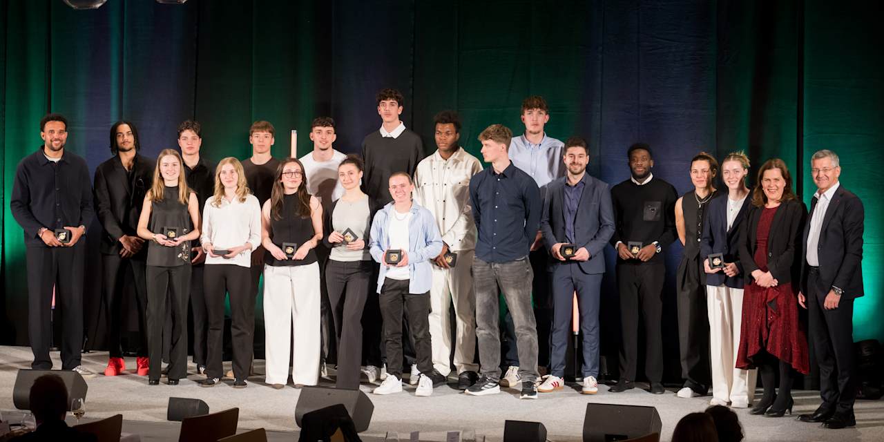 Sportlerinnen und Sportler des FC Bayern im Zuge der Sportlerehrung 2026 in München auf der Bühne.
