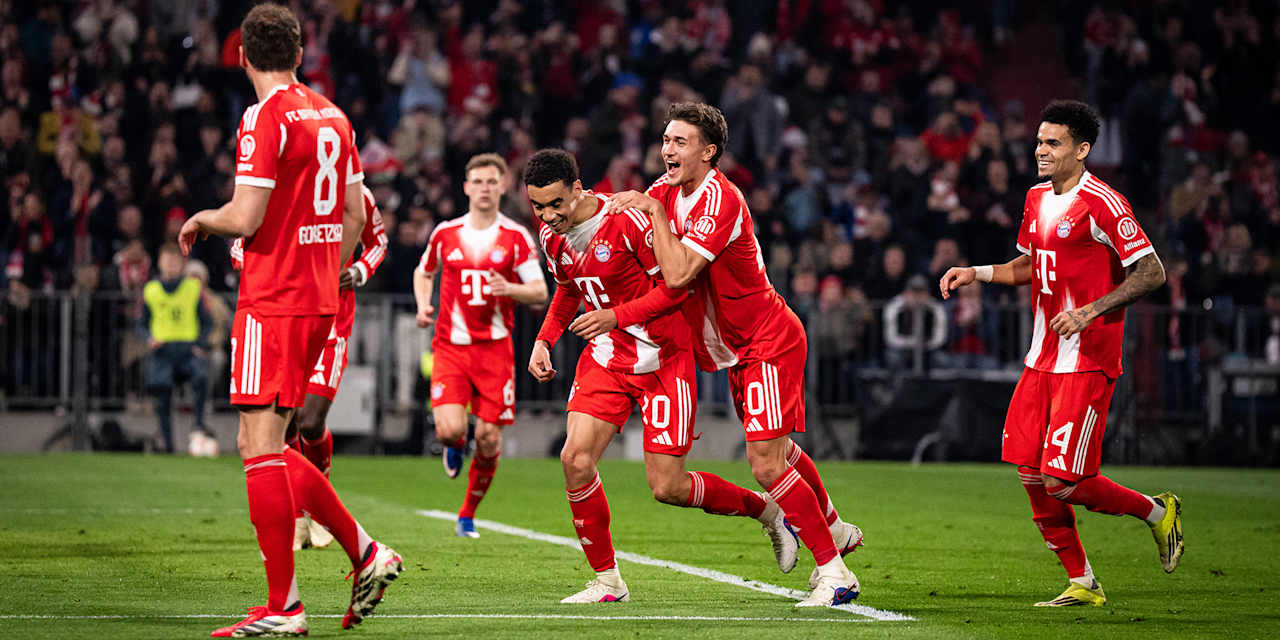 Jamal Musiala bejubelt sein Tor zum 3:0 im Bundesliga-Spiel des FC Bayern gegen Borussia Mönchengladbach.