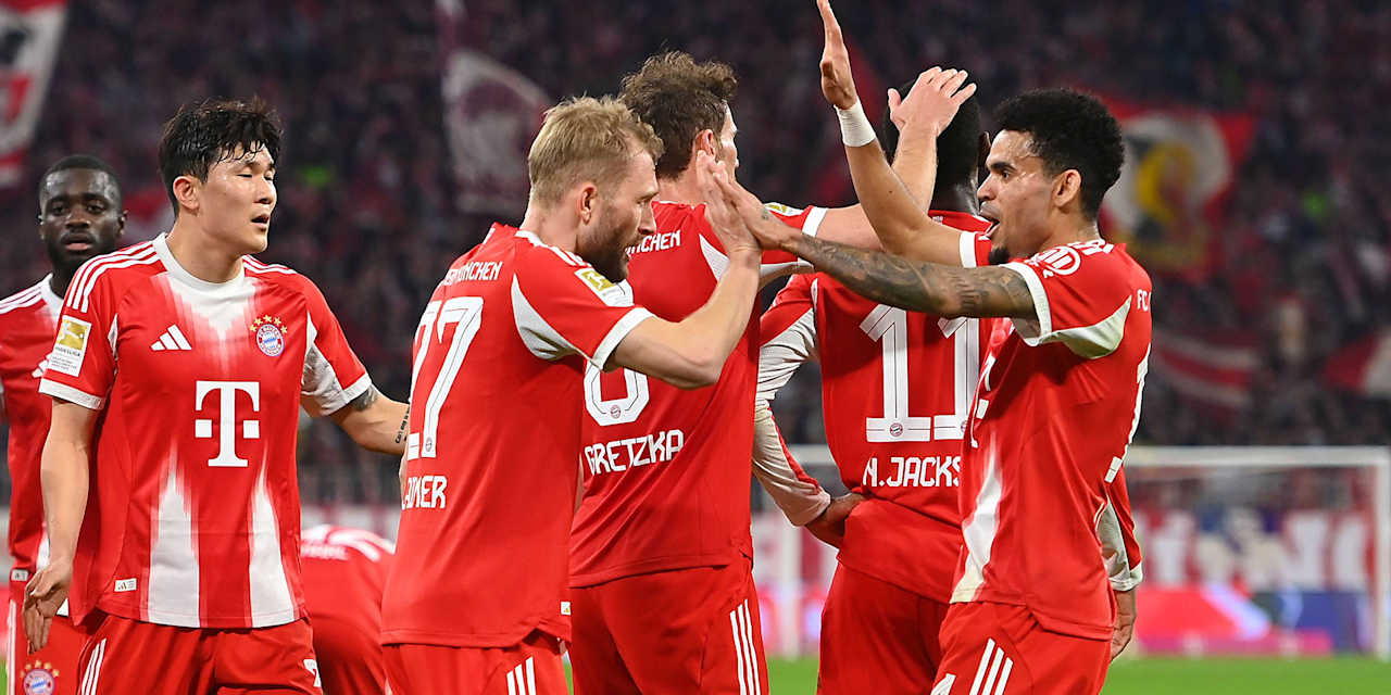 Spieler des FC Bayern bejubeln das Tor zum 2:0 von Konrad Laimer im Bundesliga-Spiel gegen Borussia Mönchengladbach.