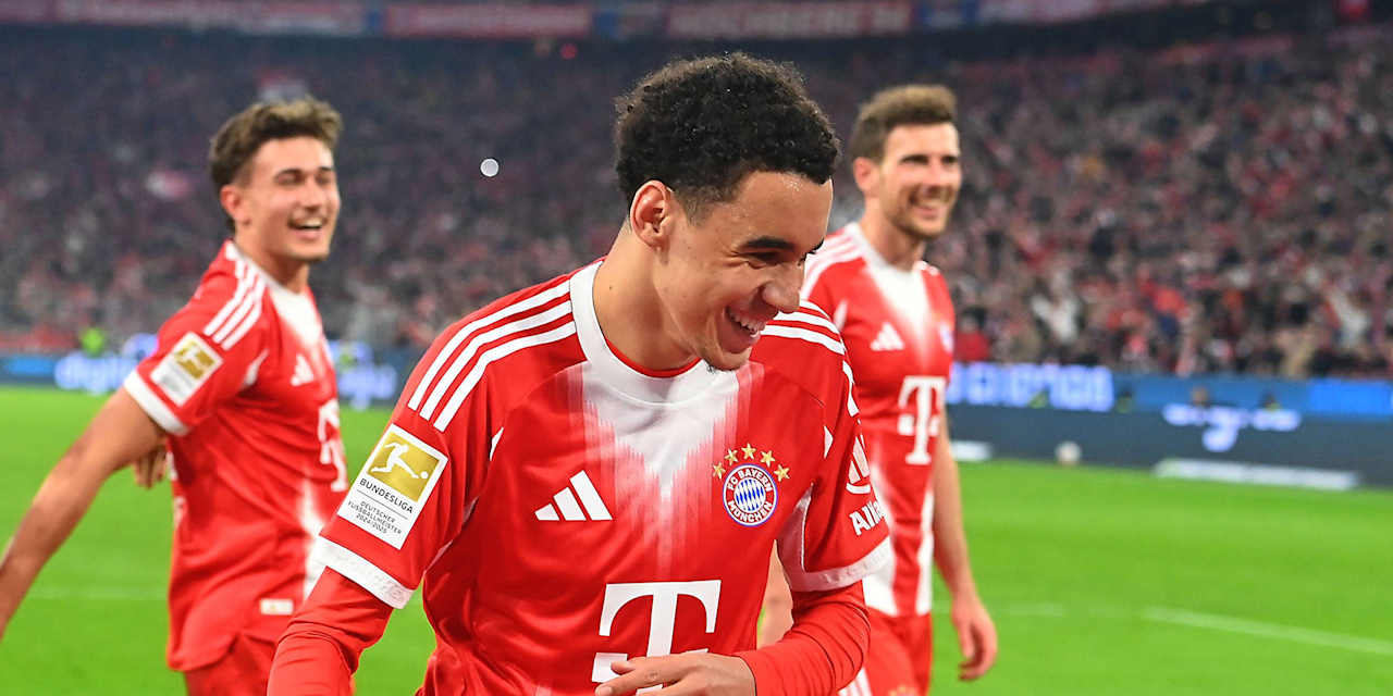 Jamal Musiala lacht nach seinem Tor gegen Mönchengladbach