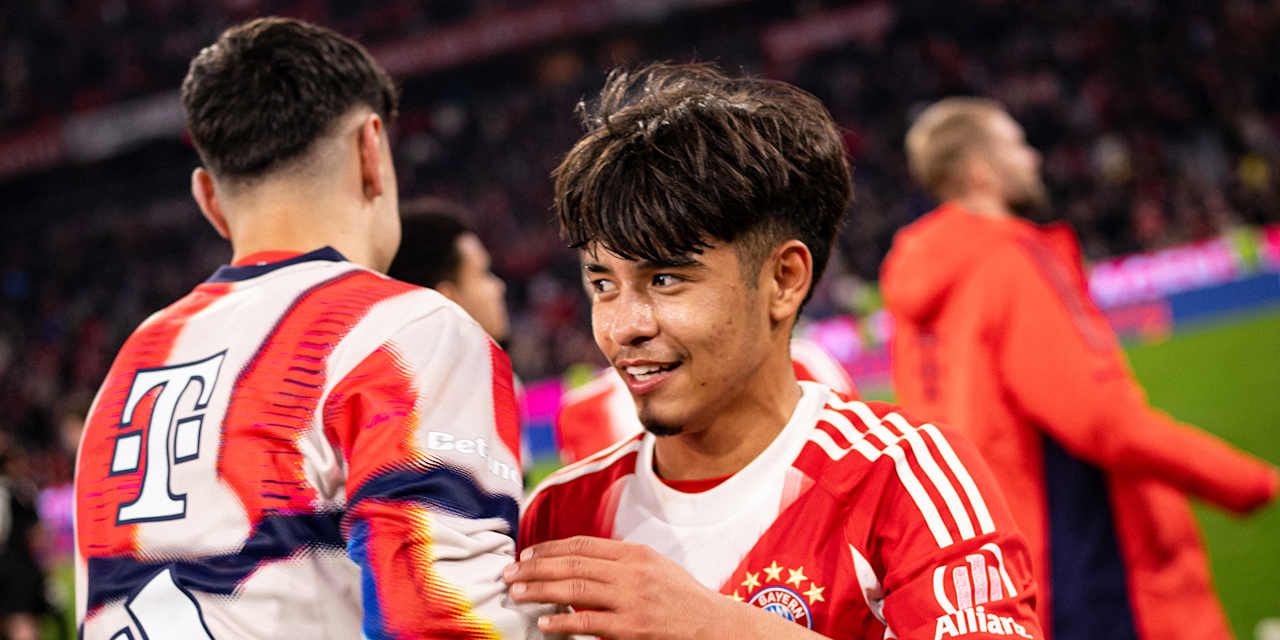 Maycon Cardozo klatscht nach dem Spiel des FC Bayern gegen Borussia Mönchengladbach mit Aleksandar Pavlovic ab.