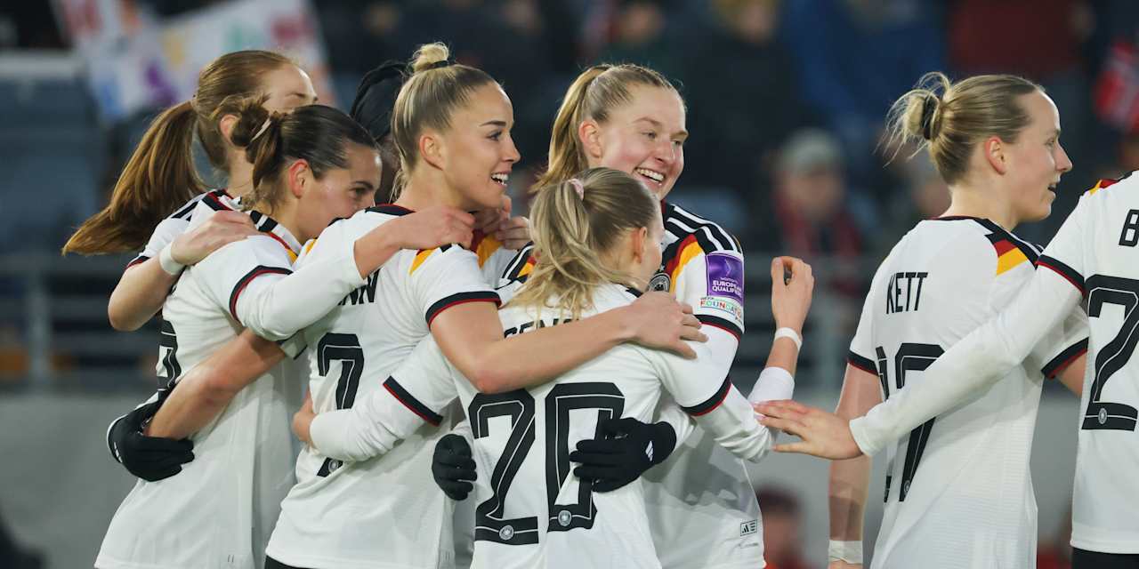 Die DFB-Frauen bejubeln den Sieg über Norwegen.