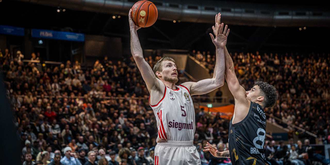 Niels Giffey Dunk