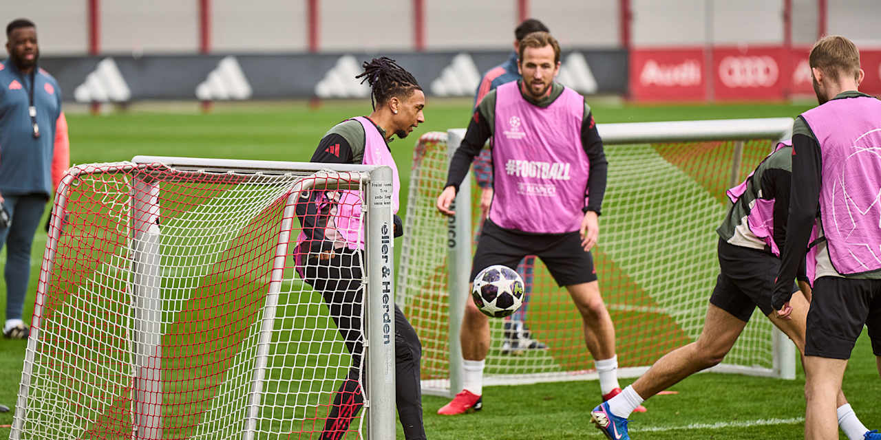 Michael Olise am Ball vor einem kleinen Tor im Abschlusstraining des FC Bayern vor dem Champions League-Achtelfinale in Bergamo