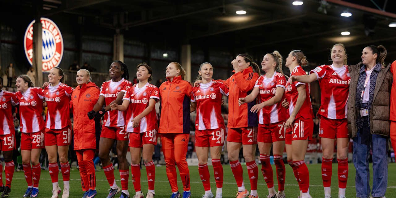 Die FC Bayern Frauen bejubeln den Sieg über Wolfsburg