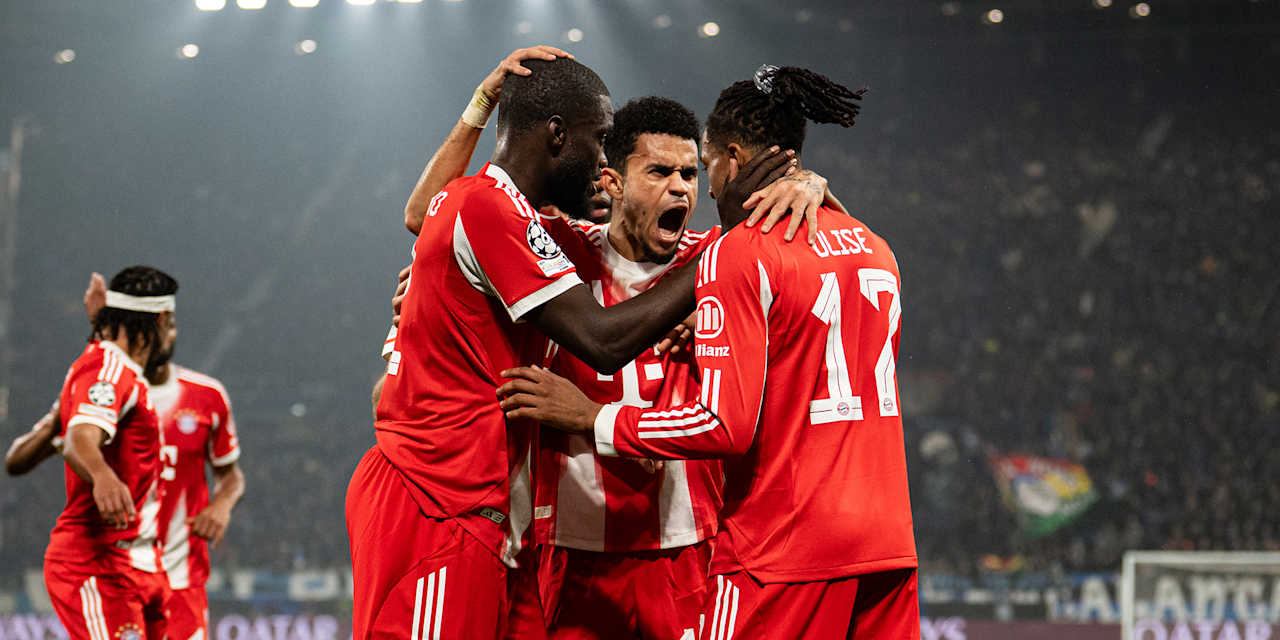 Luis Diaz jubelt mit Michael Olise nach dem 2:0 im Hinspiel des FC Bayern bei Atalanta Bergamo im Champions League Achtelfinale