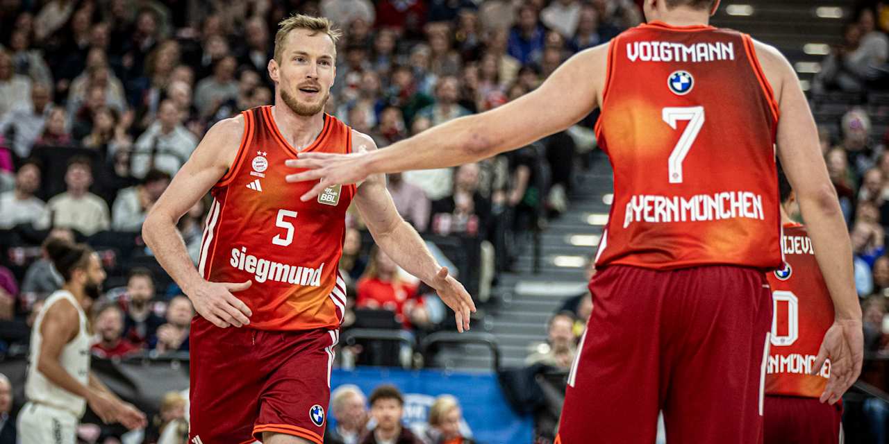 Niels Giffey und Johannes Voigtmann feiern den Sieg
