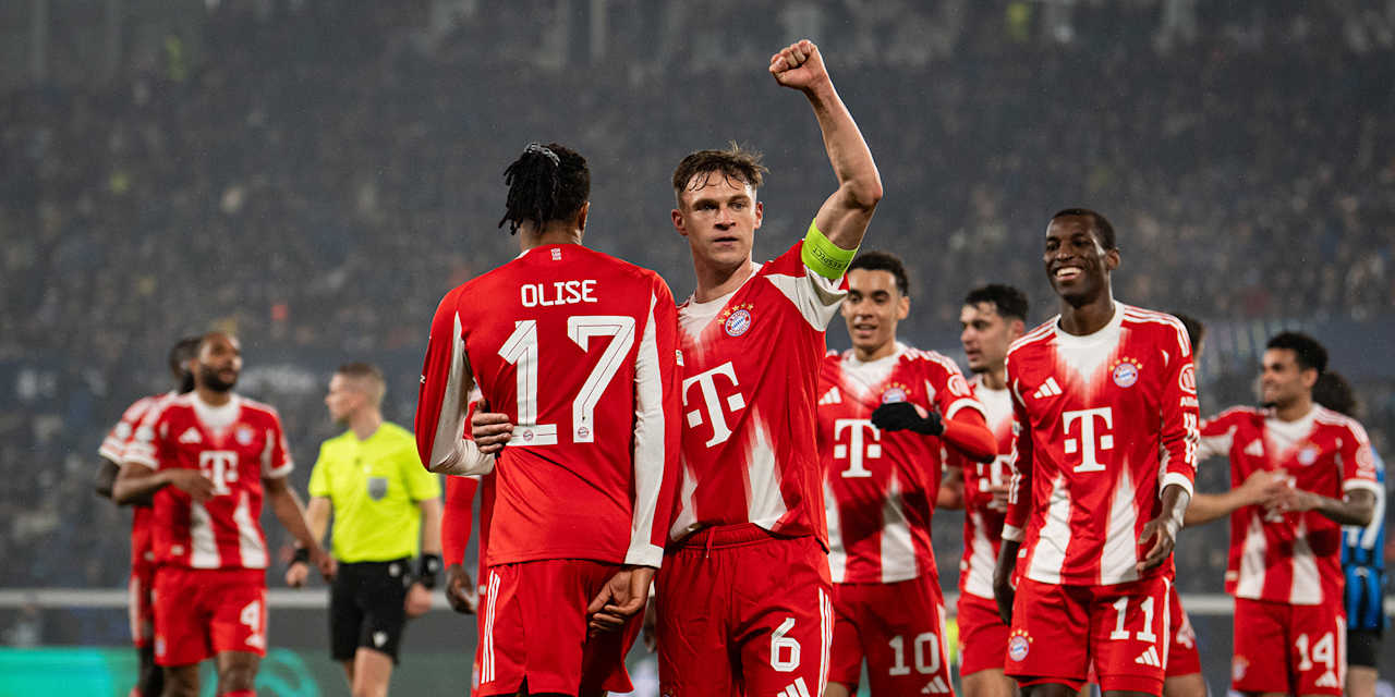 Joshua Kimmich jubelt mit Michael Olise nach dem 5.= im Hinspiel des FC Bayern bei Atalanta Bergamo im Champions League Achtelfinale