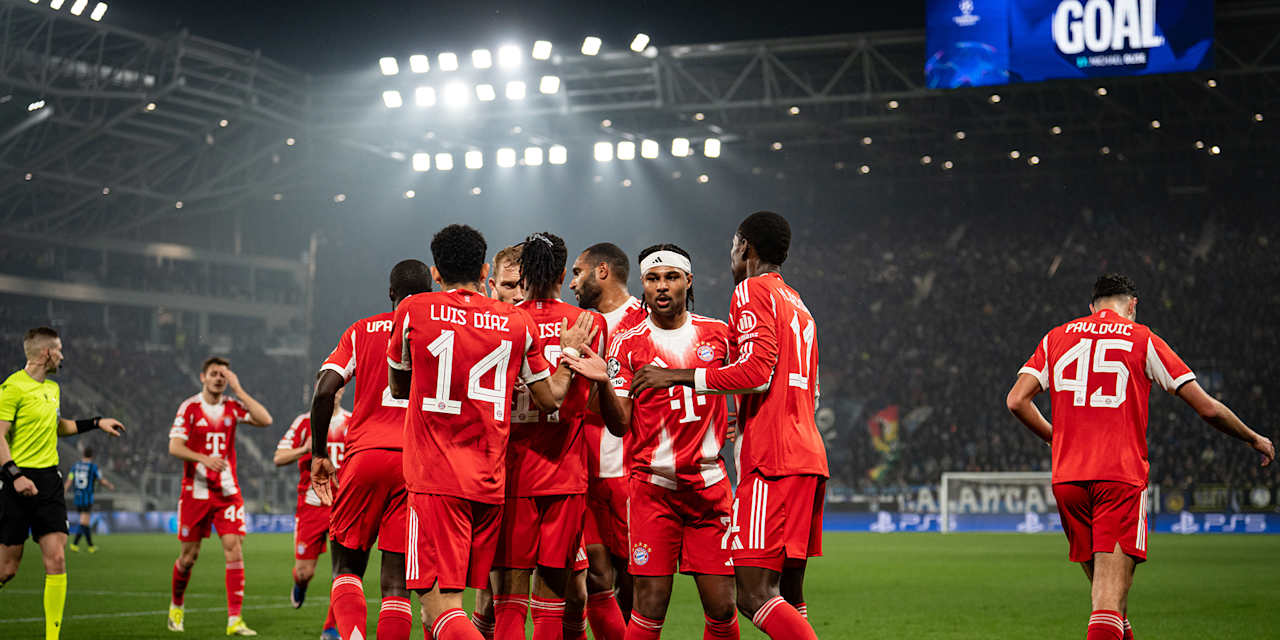 FC Bayern-Spieler jubeln gemeinsam nach dem 3:0 im Hinspiel des FC Bayern bei Atalanta Bergamo im Champions League Achtelfinale