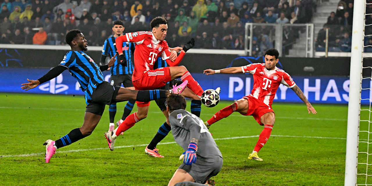 Jamal Musiala schießt den Ball zum 6:0 ins Tor im Hinspiel des FC Bayern bei Atalanta Bergamo im Champions League Achtelfinale
