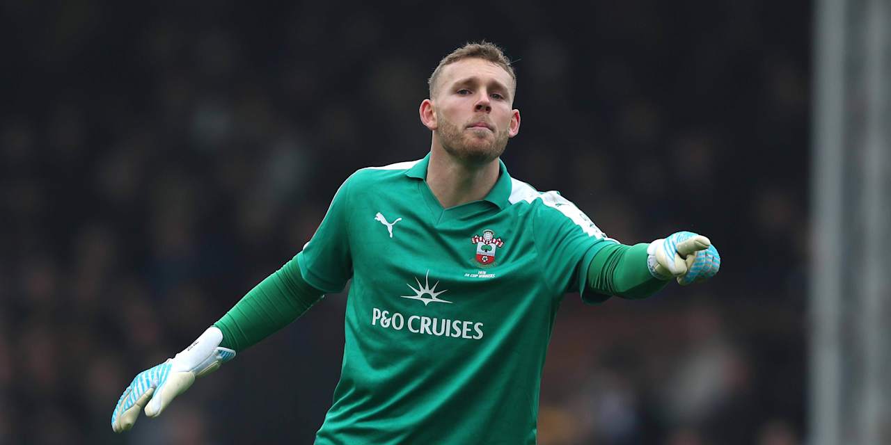 Daniel Peretz dirigiert im Tor von Southampton.