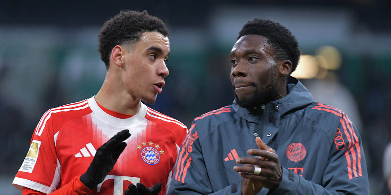 Jamal Musiala und Alphonso applaudieren nach einem Bundesliga-Spiel des FC Bayern.