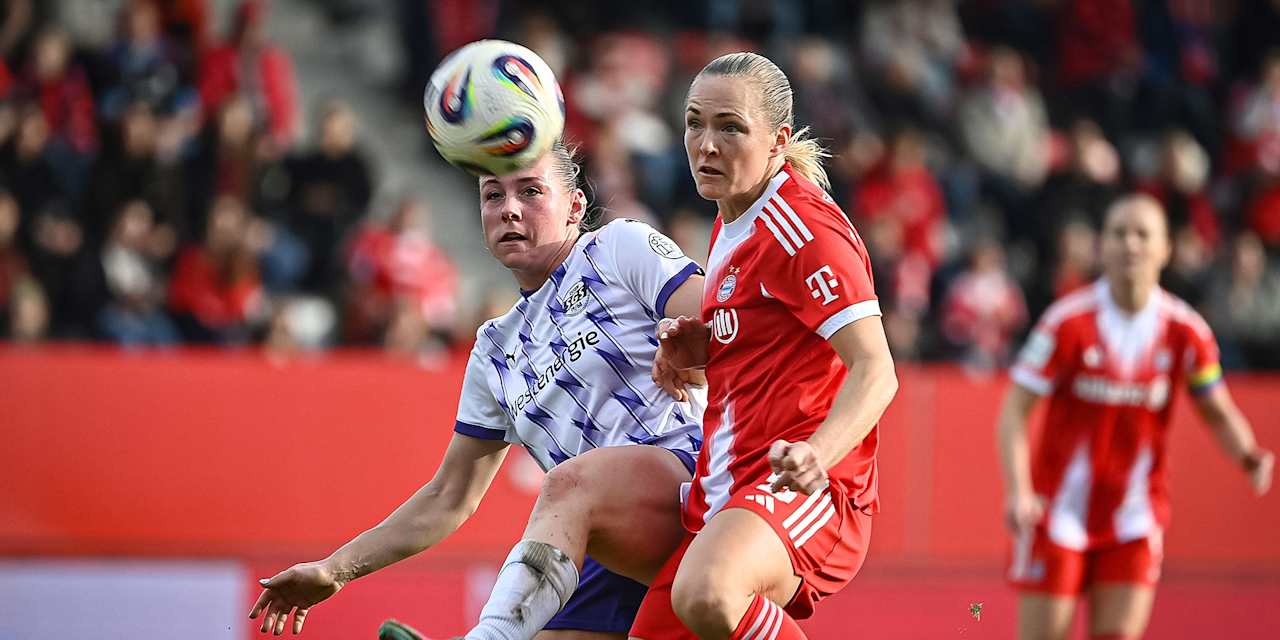 Magdalena Eriksson fokussiert den Ball während des Heimspiels der FC Bayern Frauen in der Google Pixel Frauen-Bundesliga gegen die SGS Essen