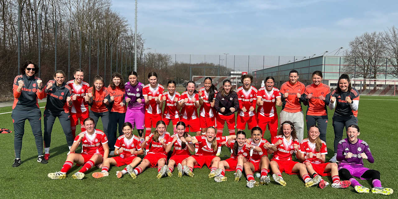 Die U15 des FC Bayern jubelt gemeinsam.