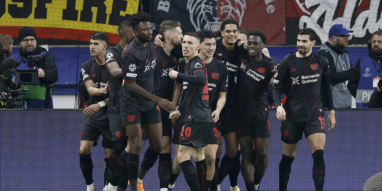 Spieler von Bayer 04 Leverkusen bejubeln ein Tor.